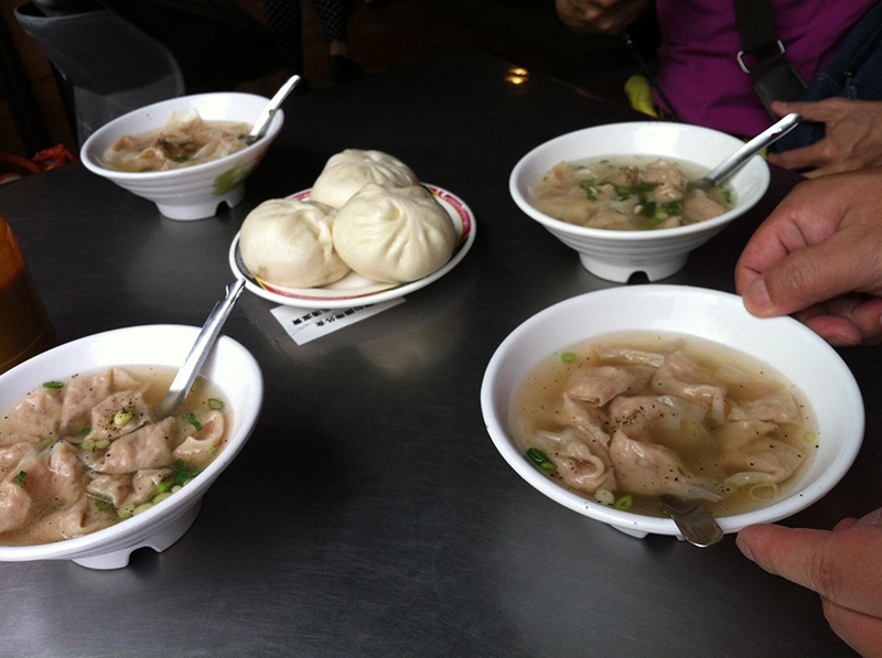 顏記肉包、餛飩湯