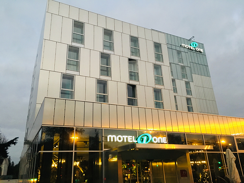 巴黎金門一號汽車旅館