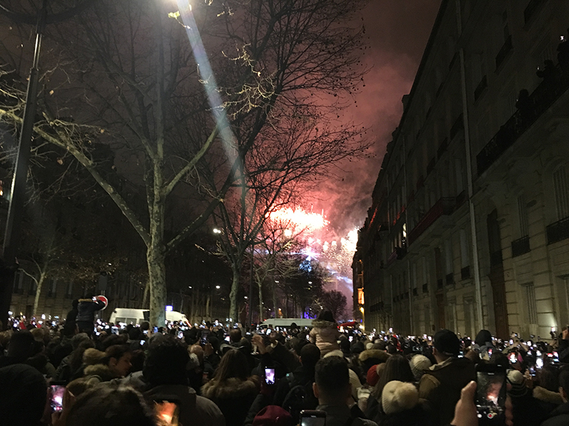 巴黎凱旋門跨年煙火